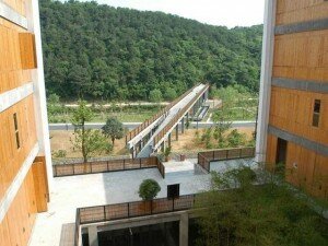 campus beaux arts hangzhou wang shu chine architecture 300x225 Wang Shu devient le premier architecte chinois lauréat du Prix Pritzker
