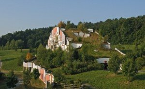 Architecture insolite : découvrez loeuvre de lautrichien Hundertwasser, inspirée de Gaudi Hundertwasser village thermal blumau autriche 300x185 Architecture insolite : découvrez loeuvre de lautrichien Hundertwasser, inspirée de Gaudi