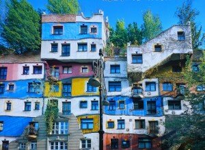 Architecture insolite : découvrez loeuvre de lautrichien Hundertwasser, inspirée de Gaudi Hundertwasserhaus vienne gaudi1 300x219 Architecture insolite : découvrez loeuvre de lautrichien Hundertwasser, inspirée de Gaudi