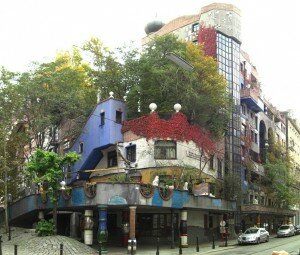 Architecture insolite : découvrez loeuvre de lautrichien Hundertwasser, inspirée de Gaudi Kegelgasse Hundertwasserhaus vienne 300x255 Architecture insolite : découvrez loeuvre de lautrichien Hundertwasser, inspirée de Gaudi