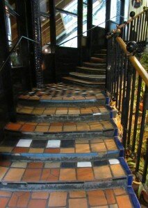 Architecture insolite : découvrez loeuvre de lautrichien Hundertwasser, inspirée de Gaudi escalier amenagement interieur Hundertwasser 213x300 Architecture insolite : découvrez loeuvre de lautrichien Hundertwasser, inspirée de Gaudi