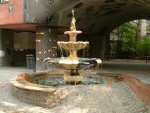 Architecture insolite : découvrez loeuvre de lautrichien Hundertwasser, inspirée de Gaudi fontaine maison Hundertwasser vienne 300x226 Architecture insolite : découvrez loeuvre de lautrichien Hundertwasser, inspirée de Gaudi