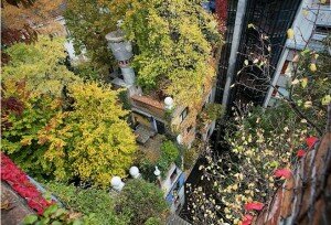 Architecture insolite : découvrez loeuvre de lautrichien Hundertwasser, inspirée de Gaudi hundertwasserhaus vegetation 300x204 Architecture insolite : découvrez loeuvre de lautrichien Hundertwasser, inspirée de Gaudi