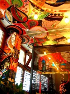 Architecture insolite : découvrez loeuvre de lautrichien Hundertwasser, inspirée de Gaudi interieur maison hundertwasserhaus wien 225x300 Architecture insolite : découvrez loeuvre de lautrichien Hundertwasser, inspirée de Gaudi