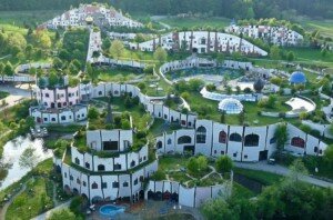 Architecture insolite : découvrez loeuvre de lautrichien Hundertwasser, inspirée de Gaudi village thermal blumau Hundertwasser autriche 300x198 Architecture insolite : découvrez loeuvre de lautrichien Hundertwasser, inspirée de Gaudi