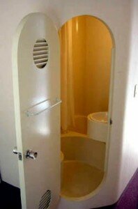 Architecture insolite : la tour capsule Nakagin à Tokyo salle bain capsule tokyo Kurokawa 198x300 Architecture insolite : la tour capsule Nakagin à Tokyo