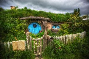 Apologie du village Hobbit symbole de larchitecture bioclimatique : Hobbiton en Nouvelle Zélande Hobbiton village hobbit 300x200 Apologie du village Hobbit symbole de larchitecture bioclimatique : Hobbiton en Nouvelle Zélande