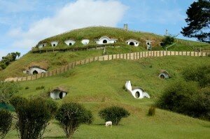 Apologie du village Hobbit symbole de larchitecture bioclimatique : Hobbiton en Nouvelle Zélande habitation hobbit tolkien 300x199 Apologie du village Hobbit symbole de larchitecture bioclimatique : Hobbiton en Nouvelle Zélande