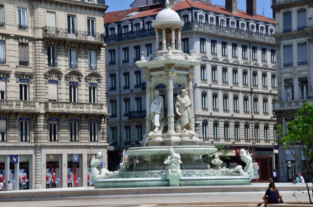 restauration-fontaine-place-jacobin-lyon Place des Jacobins - Lyon
