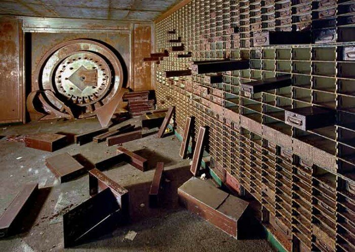 ruines detroit coffre fort banque etats unis 700x496 Detroit : photographies dune ville en friche