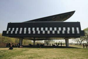insolite chine piano house 300x202 The Piano House en Chine: une maison insolite en forme de Piano et de Violon