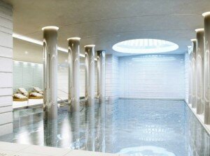 appartement cher monde odeon piscine 300x224 Le projet de la tour Odéon à Monaco abritera lappartement le plus cher du monde
