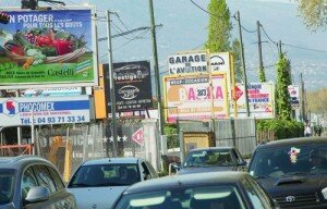 panneau-publicitaire-exterieur-ville-decret