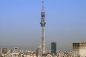 tour record haute monde tokyo sky tree japon 300x200 La plus haute tour de diffusion TV autoportée au monde est achevée : la Tokyo Sky Tree