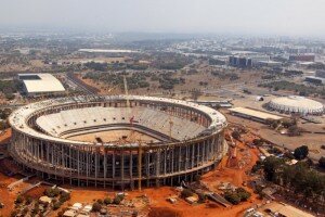 construction stade brasilia bresil 300x200 Le 1er stade Zéro énergie au monde à Brasilia pour le Mondial de football 2014