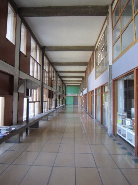 couloir-rue-cite-radieuse-corbusier