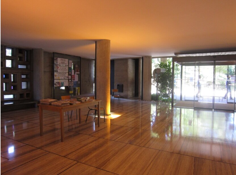 hall-accueil-cite-radieuse-corbusier