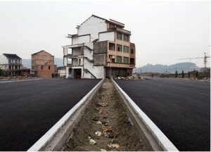 chine maison clou 300x216 Insolite : un couple chinois résiste à lexpropriation pour construire une autoroute