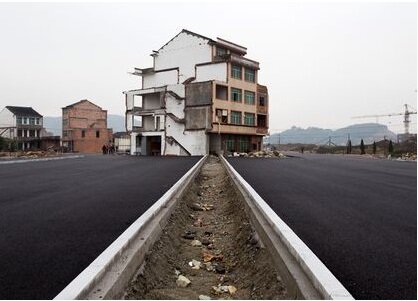 chine maison clou Insolite : un couple chinois résiste à lexpropriation pour construire une autoroute