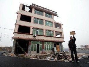 maison clou 300x225 Insolite : un couple chinois résiste à lexpropriation pour construire une autoroute