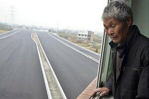 maison clou chine 300x200 Insolite : un couple chinois résiste à lexpropriation pour construire une autoroute