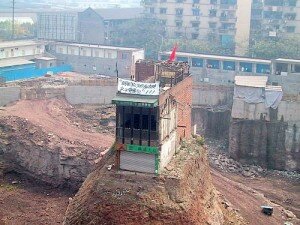 maison clou chongqing 300x225 Insolite : un couple chinois résiste à lexpropriation pour construire une autoroute