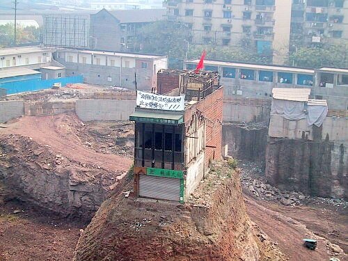 maison clou chongqing Insolite : un couple chinois résiste à lexpropriation pour construire une autoroute