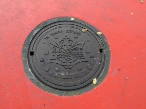 plaque egout 300x224 Espace public : du rêve à la réalité ? Superkilen : un projet au cœur de Copenhague