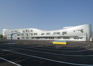 lycee georges freche terrain sport athletisme 300x214 Le nouveau lycée hôtelier Georges Frêche à Montpellier par Massimiliano Fuksas