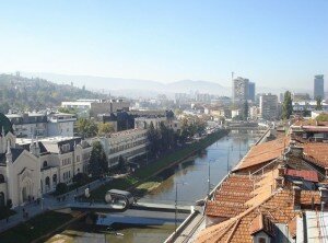 pont looping sarajevo architecture design 300x222 Insolite : un pont en forme de looping à Sarajevo