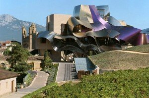 Hotel Marques Riscal franck gehry 300x198 Juxtapositions architecturales : entre tradition et modernité