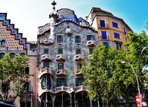 casa batllo gaudi 300x217 Juxtapositions architecturales : entre tradition et modernité