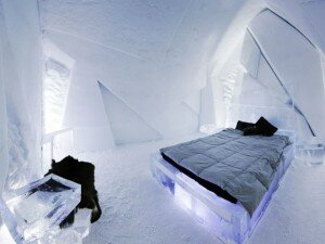 chambre hotel glace neige canada 300x225 INSOLITE : un hôtel de neige et de glace au Canada