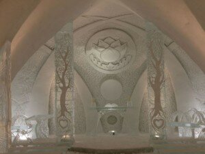 chapelle glace canada 300x225 INSOLITE : un hôtel de neige et de glace au Canada