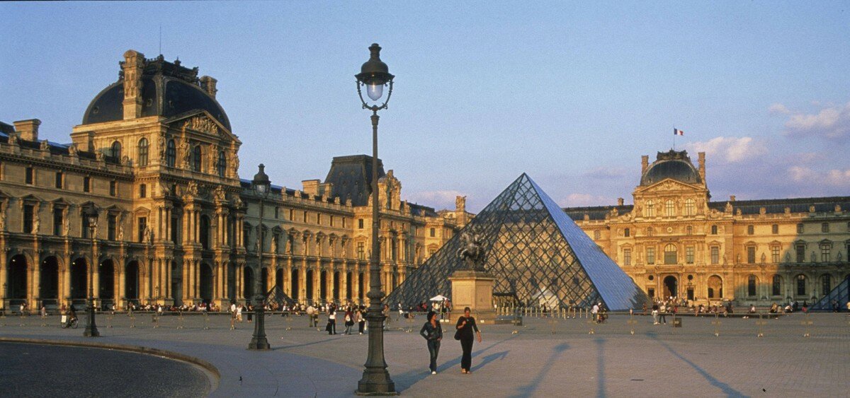louvre paris 1200x563 Juxtapositions architecturales : entre tradition et modernité