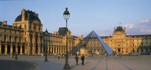 louvre paris 300x140 Juxtapositions architecturales : entre tradition et modernité