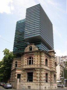 musee national art roumanie 225x300 Juxtapositions architecturales : entre tradition et modernité