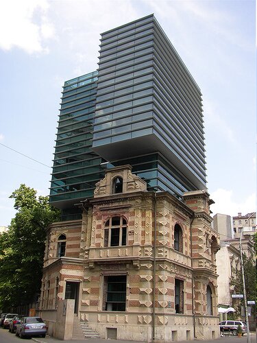 musee national art roumanie Juxtapositions architecturales : entre tradition et modernité