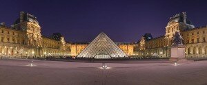 pyramide louvre 300x124 Juxtapositions architecturales : entre tradition et modernité
