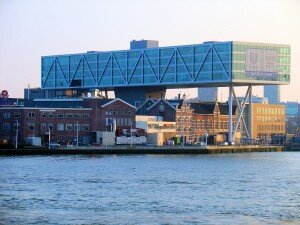 rotterdam architecture juxtaposition 300x225 Juxtapositions architecturales : entre tradition et modernité