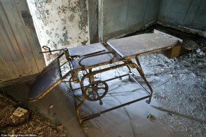 hopital abandonne north brother island 300x199 Insolite : North Brother Island lile abandonnée au coeur de New York City
