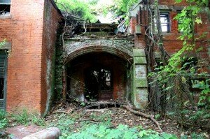 north brother island new york 300x199 Insolite : North Brother Island lile abandonnée au coeur de New York City