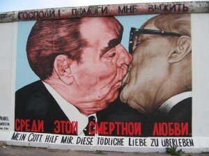 Mur berlin East Side Gallery 300x225 Le Mur de Berlin menacé de démolition par un projet immobilier : la tour Living Levels