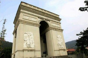 arc triomphe chine huaxi 300x199 Des répliques des plus célèbres monuments du monde dans la ville la plus riche de Chine : Huaxi Village