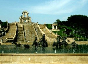 fontaine versailles replique chine 300x220 La Chine se paye une réplique de Paris avec sa Tour Eiffel