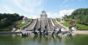 fontaine versailles replique chine1 300x154 La Chine se paye une réplique de Paris avec sa Tour Eiffel