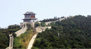 huaxi monument muraille chine 300x164 Des répliques des plus célèbres monuments du monde dans la ville la plus riche de Chine : Huaxi Village