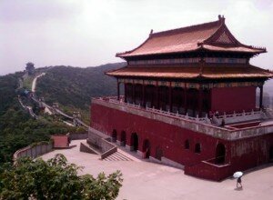 huaxi muraille chine replique 300x220 Des répliques des plus célèbres monuments du monde dans la ville la plus riche de Chine : Huaxi Village