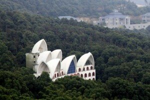 huaxi opera sydney chine 300x199 Des répliques des plus célèbres monuments du monde dans la ville la plus riche de Chine : Huaxi Village