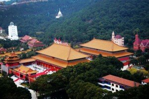 huaxi village chine riche 300x199 Des répliques des plus célèbres monuments du monde dans la ville la plus riche de Chine : Huaxi Village